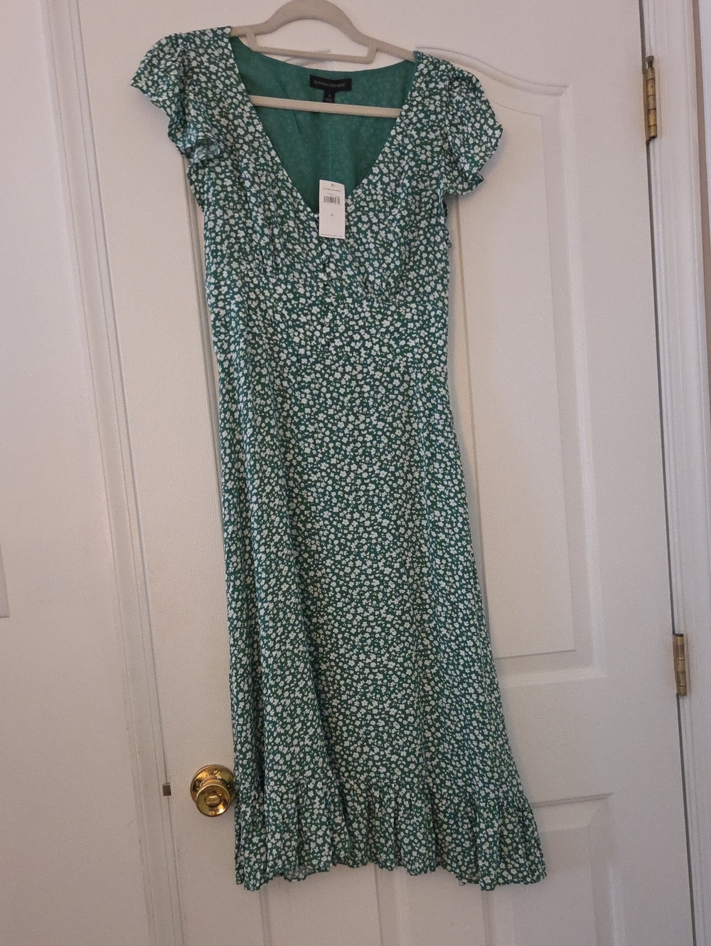 Green Floral V-Neck Midi Dress - Lightweight Summer Style
